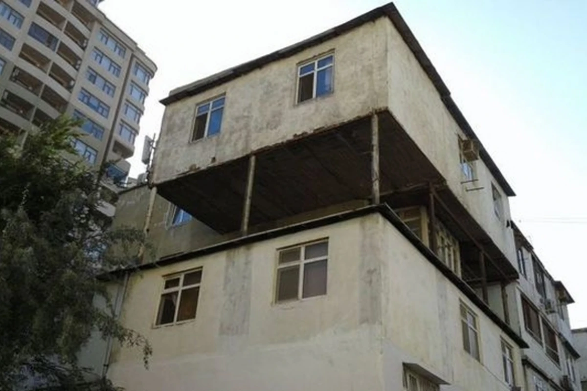 Bakıda qadın və kişi balkondan düşdü Bakıda qadın və kişi balkondan düşdü
