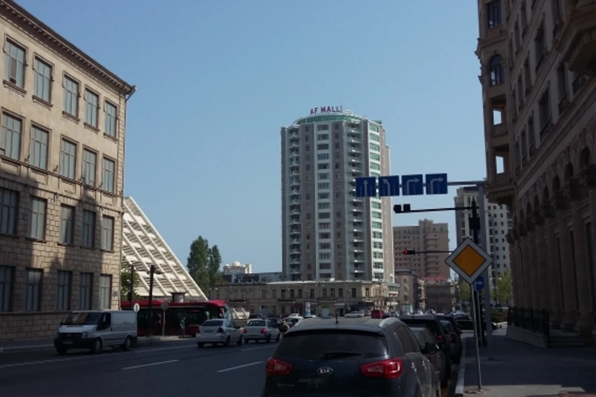 В центре Баку установлены новые знаки (фото) В центре Баку установлены новые знаки (фото)