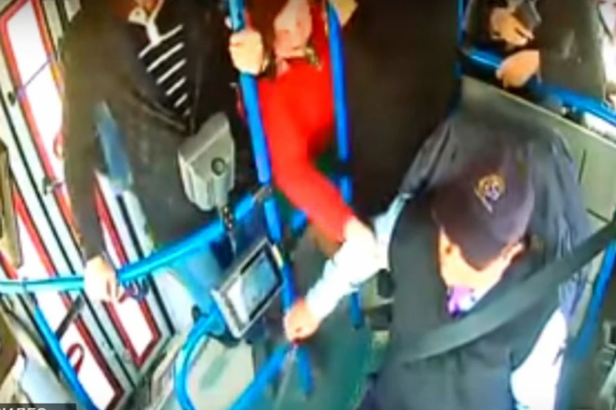 В Баку женщина напала на водителя автобуса (Реальное видео)