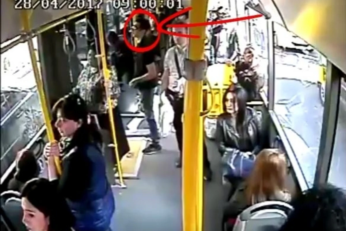 Пассажир BakuBus подверг свою жизнь опасности (видео)