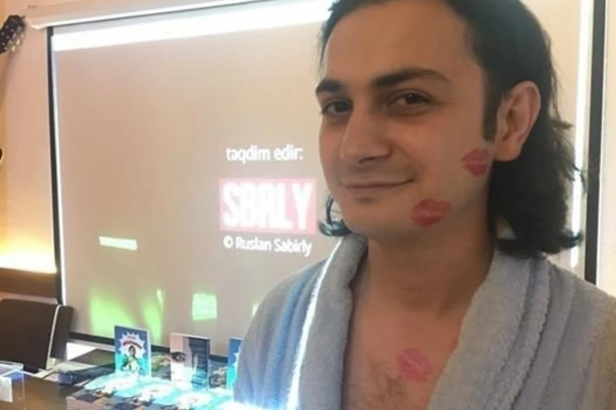 Azərbaycanlı məşhur təqdimata hamam xalatında gəldi (FOTO) Azərbaycanlı məşhur təqdimata hamam xalatında gəldi (FOTO)