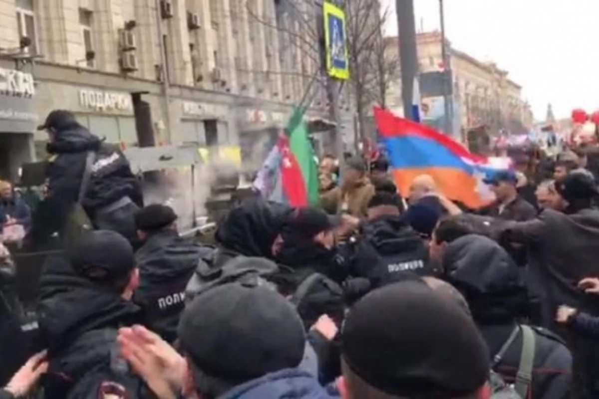 Массовая драка между азербайджанцами и армянами - есть пострадавшие (видео) Массовая драка между азербайджанцами и армянами - есть пострадавшие (видео)