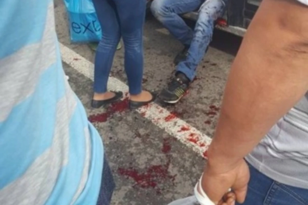 В Баку в автобусе из-за места произошла поножовщина