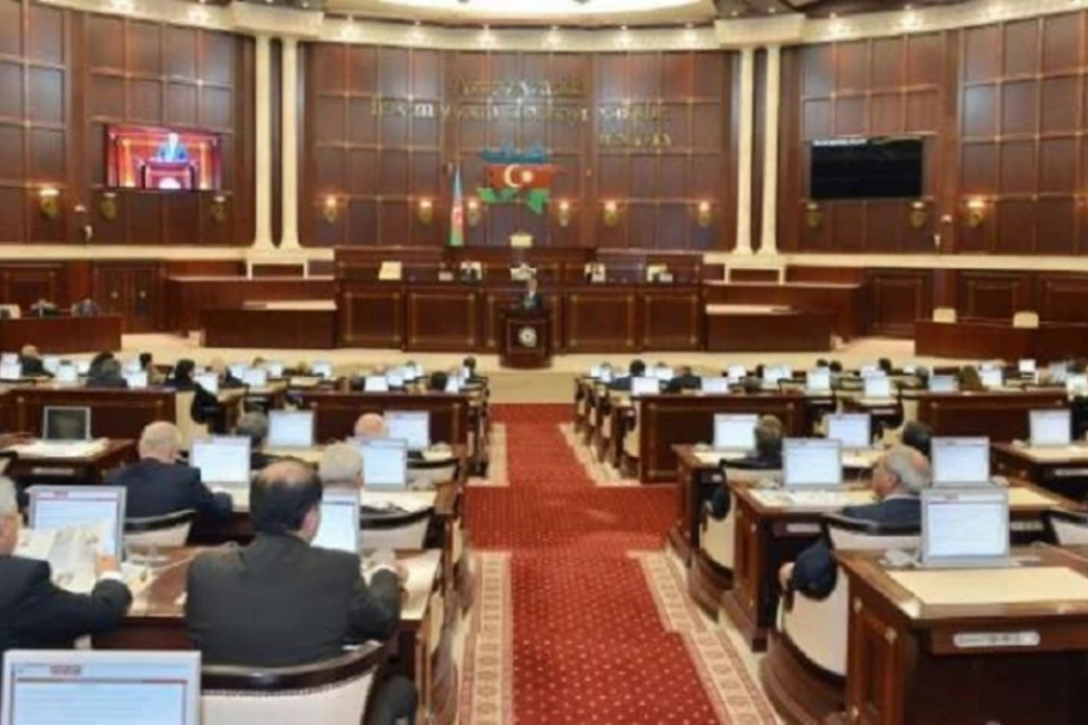 Maşını olmayan, avtobus və metrodan istifadə edən deputatlar