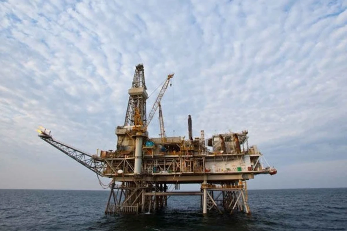 На Каспии эвакуированы нефтяники