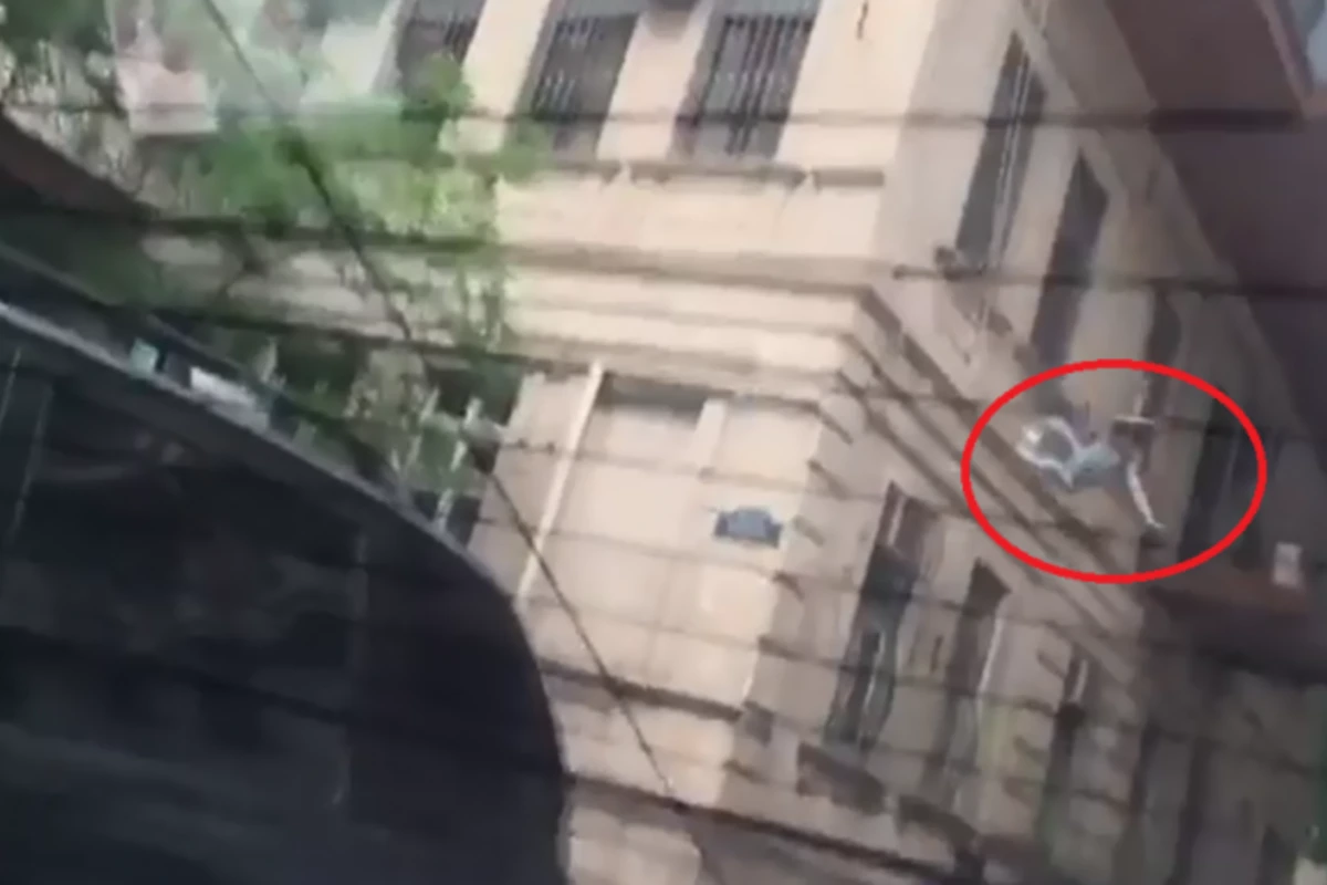 В Баку момент суицида 31-летней женщины попал на камеру (видео)