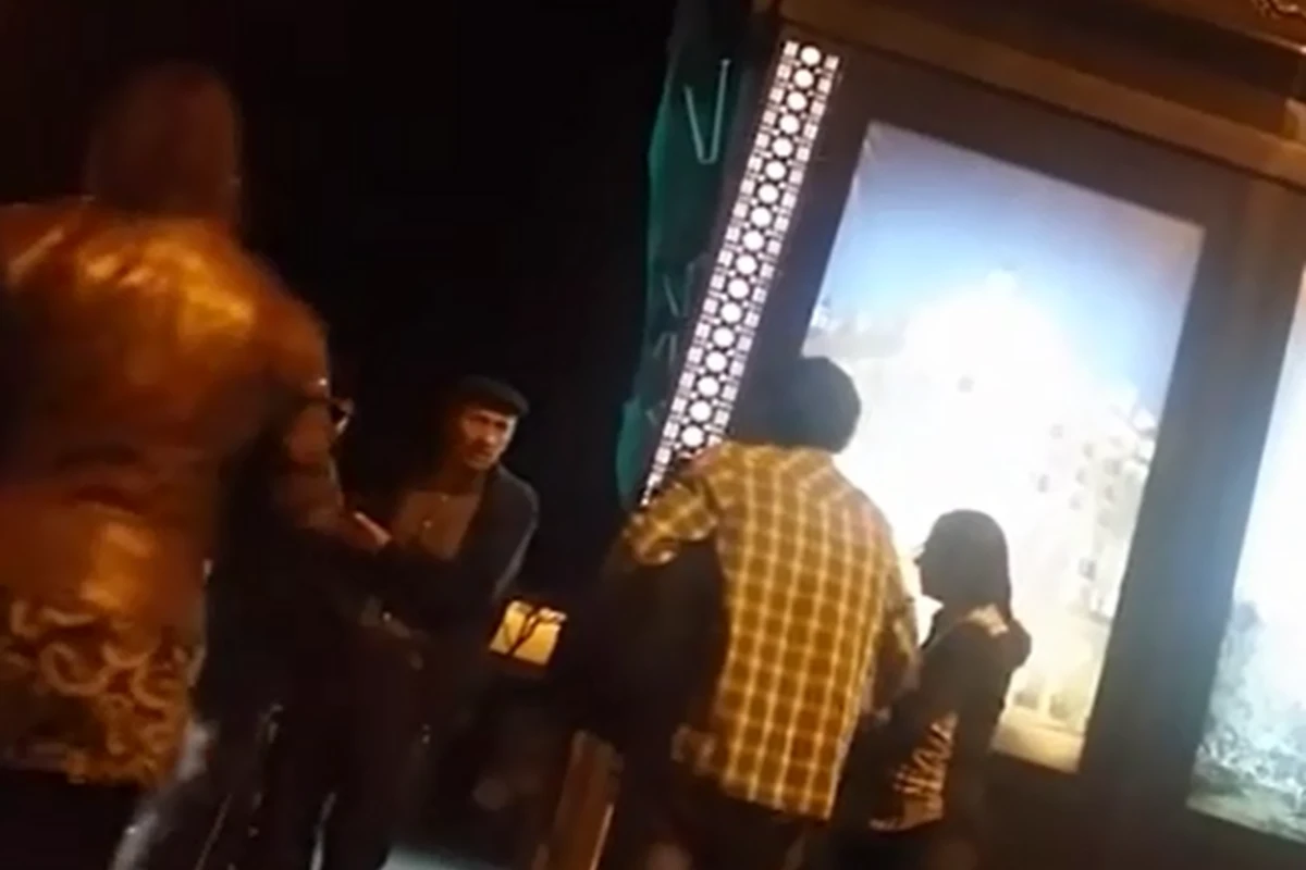 В Баку женщина избила своего мужа и ребенка на глазах у всех (видео) В Баку женщина избила своего мужа и ребенка на глазах у всех (видео)