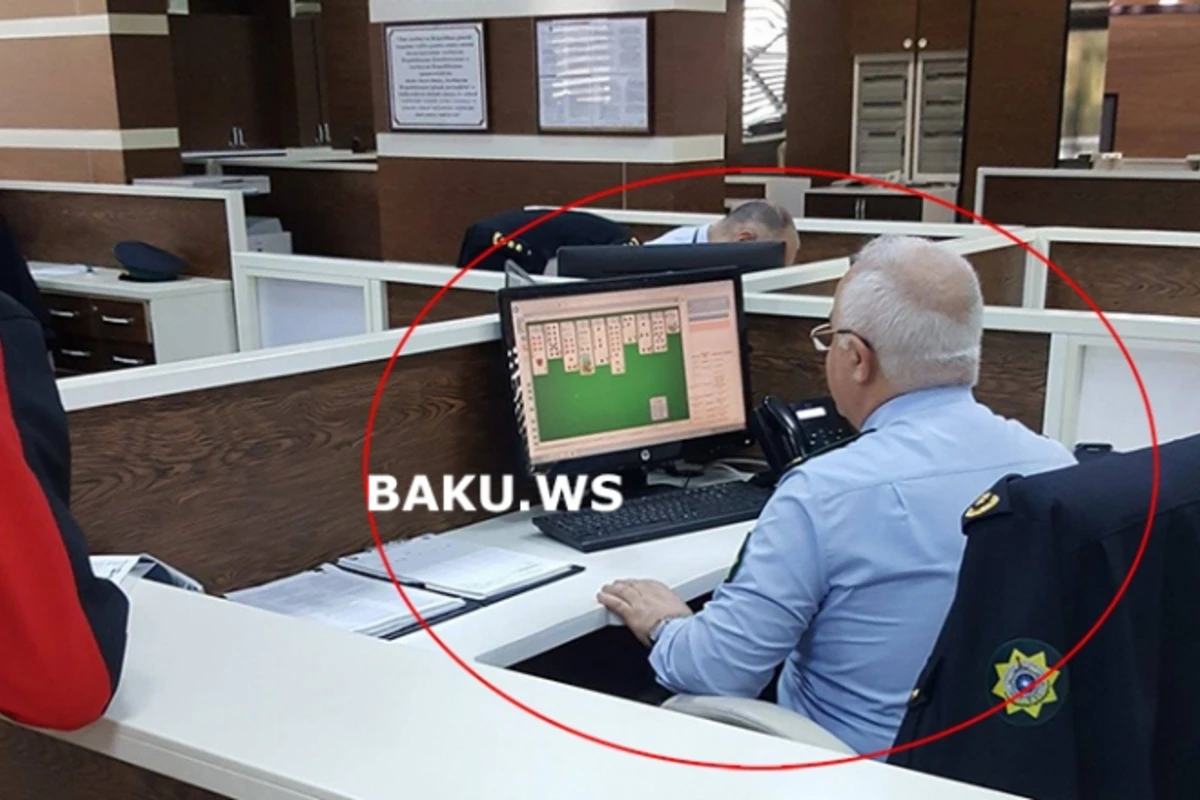 Gömrük əməkdaşı vətəndaşları gözlədib özü oyun oynayır (FOTO) Gömrük əməkdaşı vətəndaşları gözlədib özü oyun oynayır (FOTO)