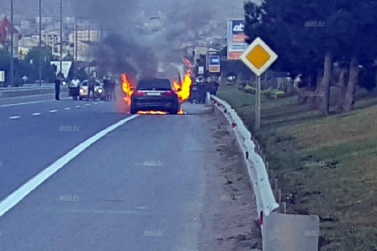 Bakıda BMW qəfil alovlandı - FOTO