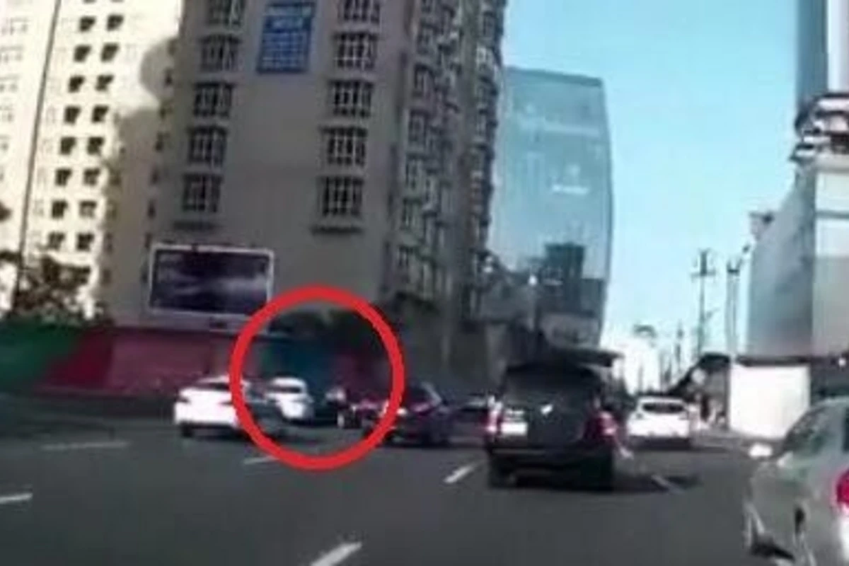 В Баку автомобиль дорожной полиции попал в страшную аварию (видео) В Баку автомобиль дорожной полиции попал в страшную аварию (видео)