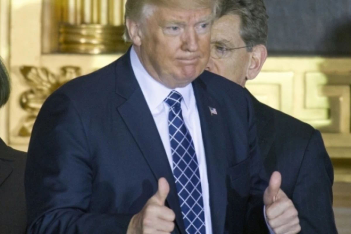 Трамп станцевал арабский танец с мечами (видео) Трамп станцевал арабский танец с мечами (видео)