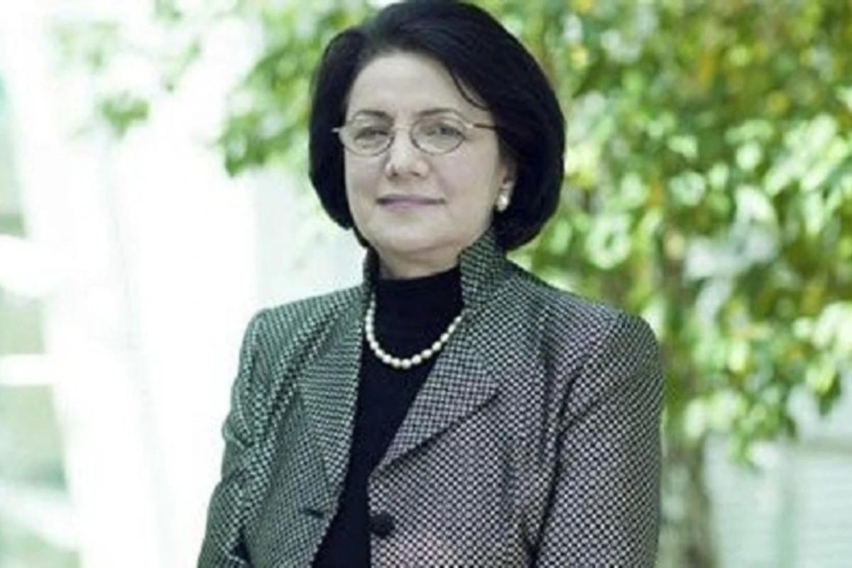 Prezident Firəngiz Əlizadəni təltif edib Prezident Firəngiz Əlizadəni təltif edib