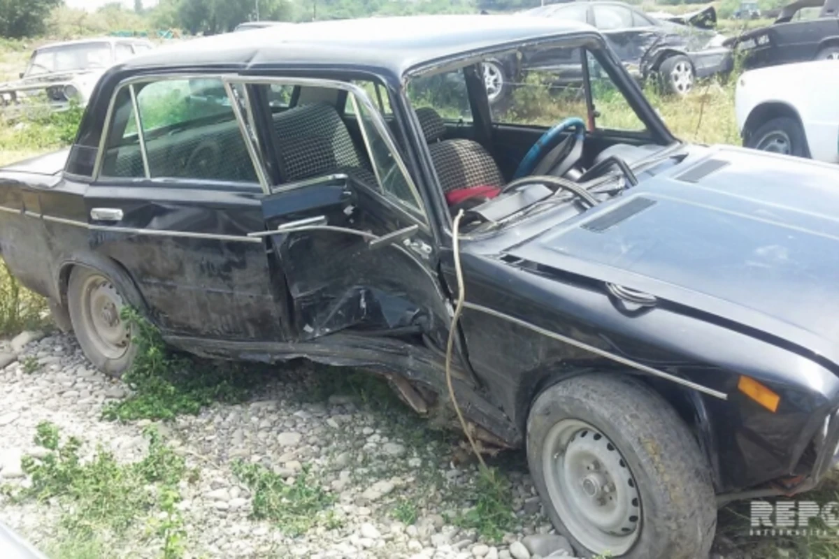 В Азербайджане автомобиль упал с эвакуатора (фото)