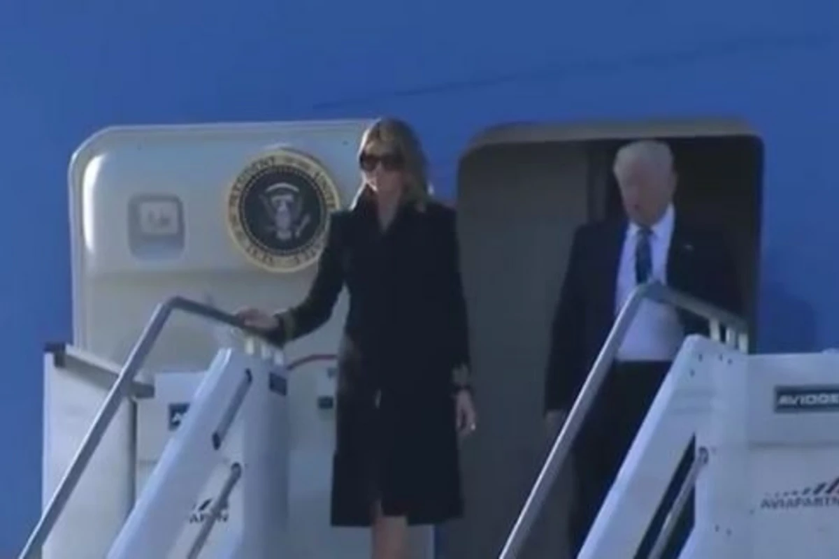 Меланья Трамп вновь поставила мужа в неловкое положение (видео) Меланья Трамп вновь поставила мужа в неловкое положение (видео)