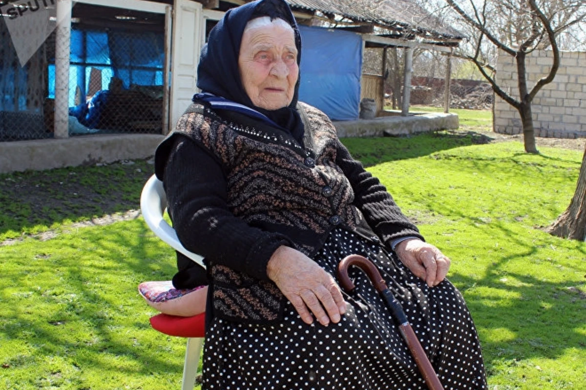Bu nənənin 5 oğlu, 1 qızı, 15 nəvəsi, 10 nəticəsi və 2 kötükçəsi var