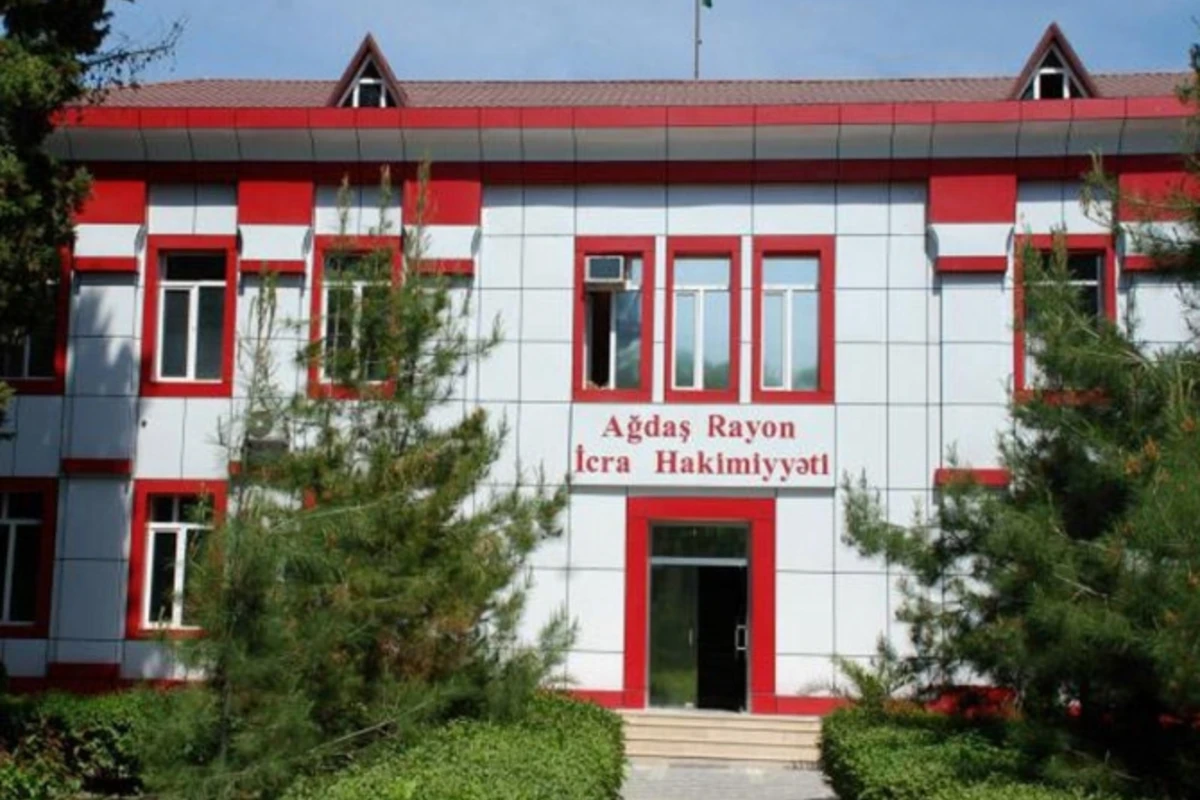 Azərbaycanda icra hakimiyyətinin binasını soydular