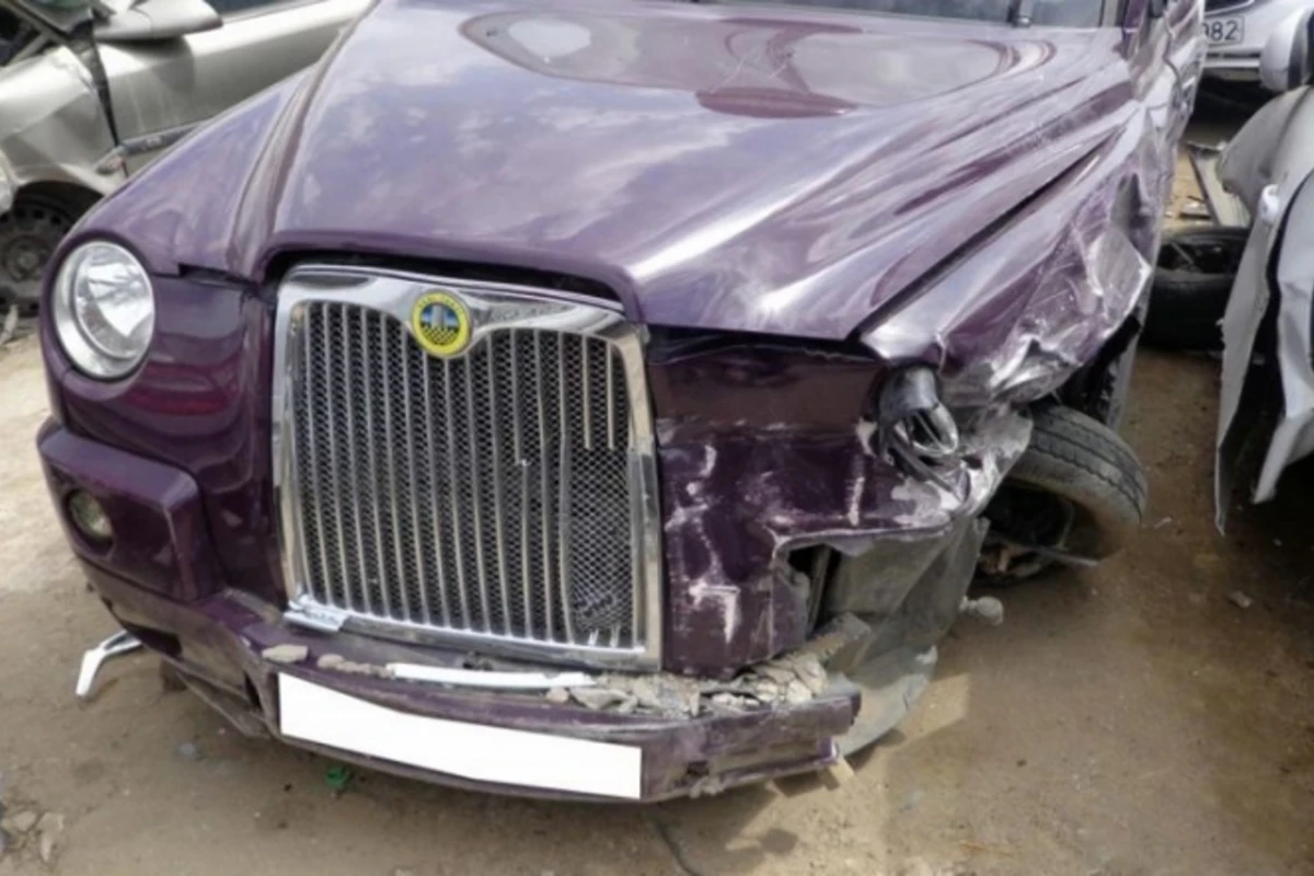 В Баку лондонское такси наехало на полицейского