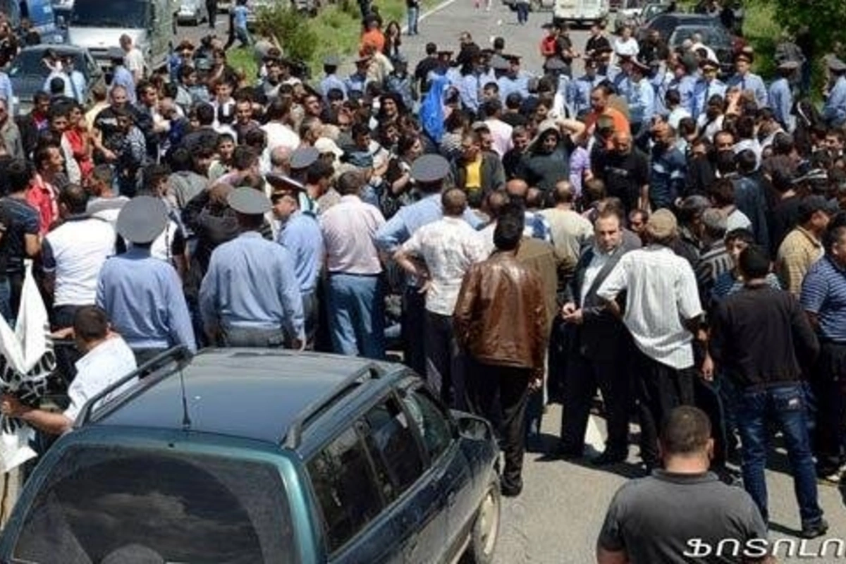Ermənilər Kəlbəcər yolunu bağladı Ermənilər Kəlbəcər yolunu bağladı