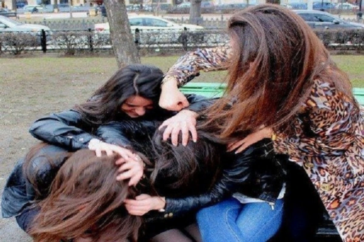 Bakıda orta məktəbdə valideynlərin davasına polis çağırıldı