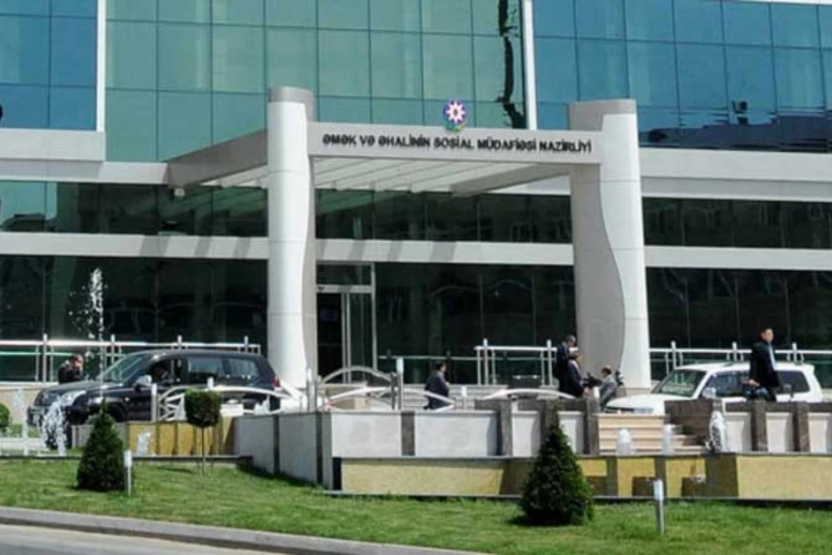 Sosial Müdafiə Nazirliyinin işçisi 63 yaşlı kişiyə söyüş dolu SMS göndərdi - FOTO
