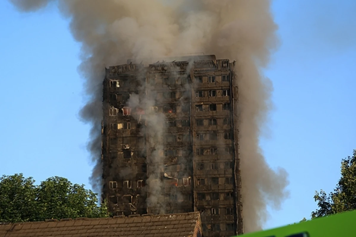 Londonda dəhşətli yanğın: 27 mərtəbəli bina külə döndü