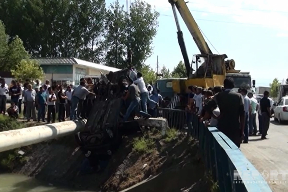 Страшная авария в Азербайджане: вылетел с моста и упал в водный канал (видео)