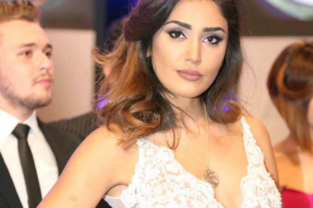 Pərvinin dekolteli transparan paltarı - (FOTO)