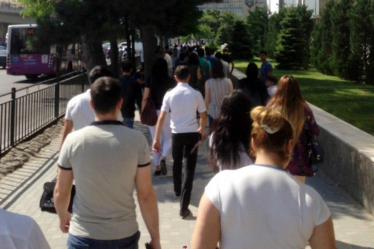 Bakıda 100-lərlə insan küçədə qaldı - (FOTO)