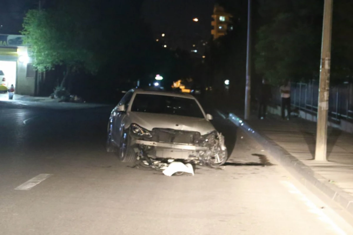 В Баку машина врезалась в ворота университета, женщина вылетела из окна (фото)