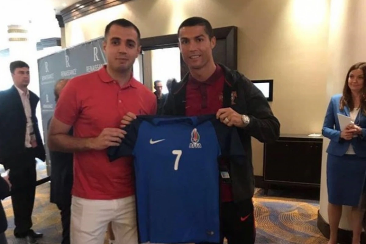 Kriştiano Ronaldoya Azərbaycan yığmasının forması hədiyyə edildi (FOTO) Kriştiano Ronaldoya Azərbaycan yığmasının forması hədiyyə edildi (FOTO)