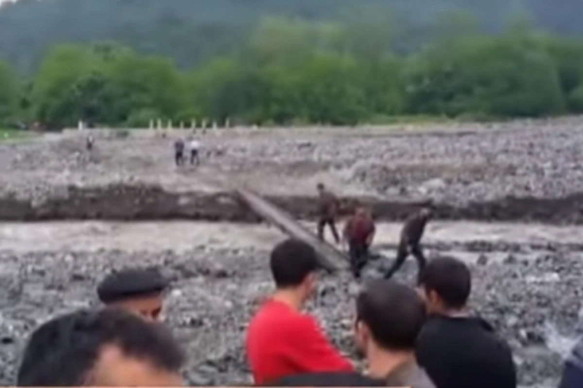 Azərbaycanda çay daşdı, insanlar yolda qaldı (VİDEO)