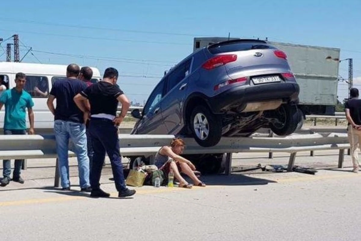 Sumqayıtda qadın sürücü qeyri-adi qəza törətdi (FOTO)