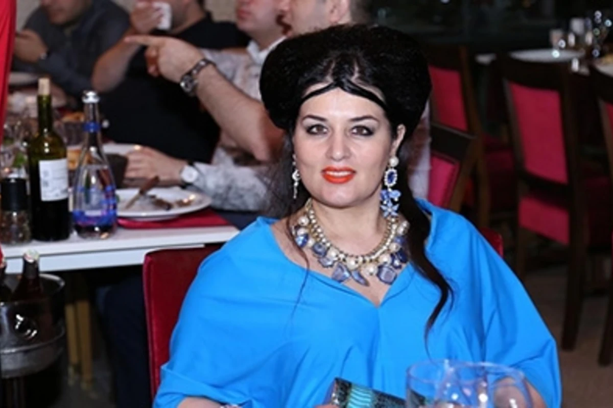 Elza Seyidcahan eşşəyə şeir həsr etdi: Verdim gözəlliklərimi.. (FOTO) Elza Seyidcahan eşşəyə şeir həsr etdi: Verdim gözəlliklərimi.. (FOTO)