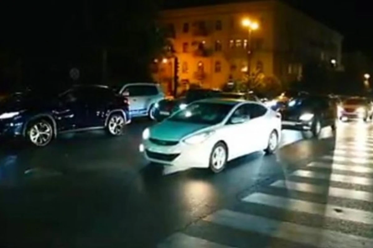 Bakıda polis mayoru avtomobili ilə qaydaları belə pozdu (VİDEO)
