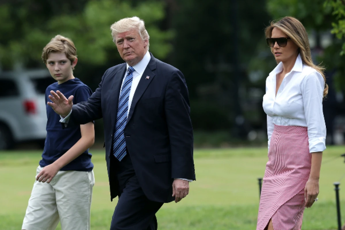 Дональд и Мелания Трамп с сыном Бэрроном отправились к родственникам в Нью-Джерси (фото)