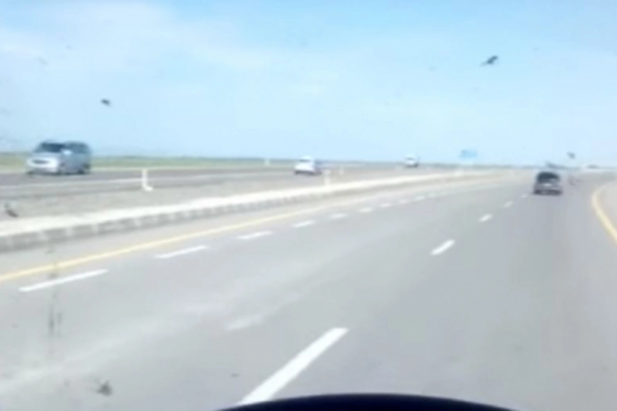 Bakıda yol polisi protiv sürərəq sürücüləri radara salır (VİDEO)