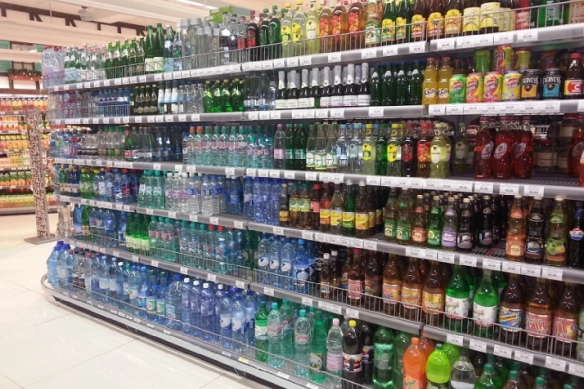 Bakıda marketlər suyun qiymətini bahalaşdırdı: 1 litr su benzin qiymətinə Bakıda marketlər suyun qiymətini bahalaşdırdı: 1 litr su benzin qiymətinə