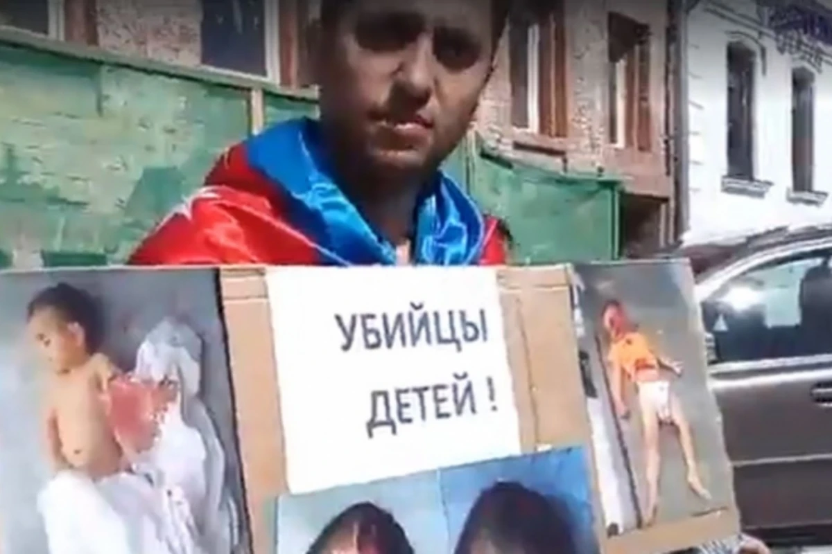 Азербайджанец провел одиночный пикет перед посольством Армении в Москве (видео) Азербайджанец провел одиночный пикет перед посольством Армении в Москве (видео)
