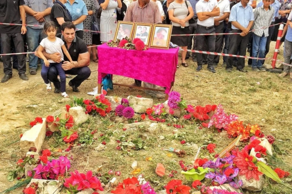 Zəhranın məzarını ziyarət etdiyi üçün tənqid olunan Kamil Zeynallıdan sərt açıqlama (VİDEO, FOTO) Zəhranın məzarını ziyarət etdiyi üçün tənqid olunan Kamil Zeynallıdan sərt açıqlama (VİDEO, FOTO)