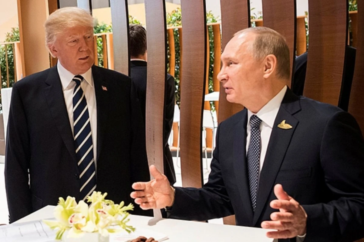 Появились кадры исторического рукопожатия Трампа и Путина (видео)