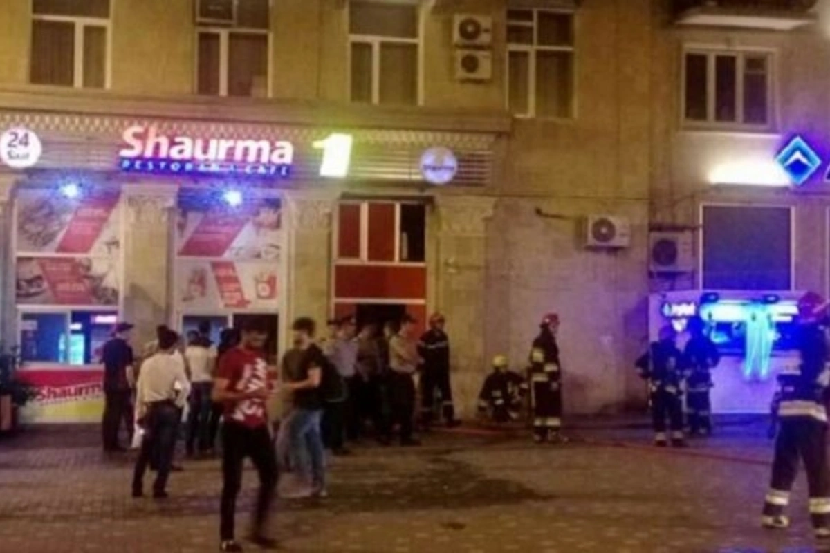 Пожар в Shaurma N1 в Баку (фото) Пожар в Shaurma N1 в Баку (фото)