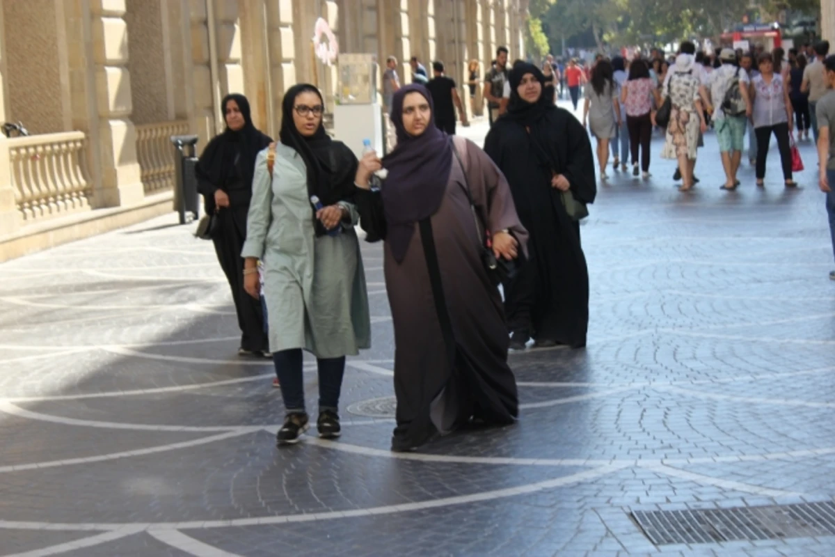 Bakıya gələn ərəb turist: Soydaşlarımın bəzi hərəkətlərindən utanıram (FOTO)