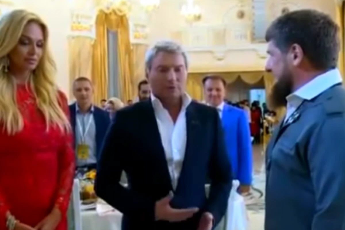 Басков, спросив разрешения у Кадырова, сделал предложение Лопыревой (видео) Басков, спросив разрешения у Кадырова, сделал предложение Лопыревой (видео)