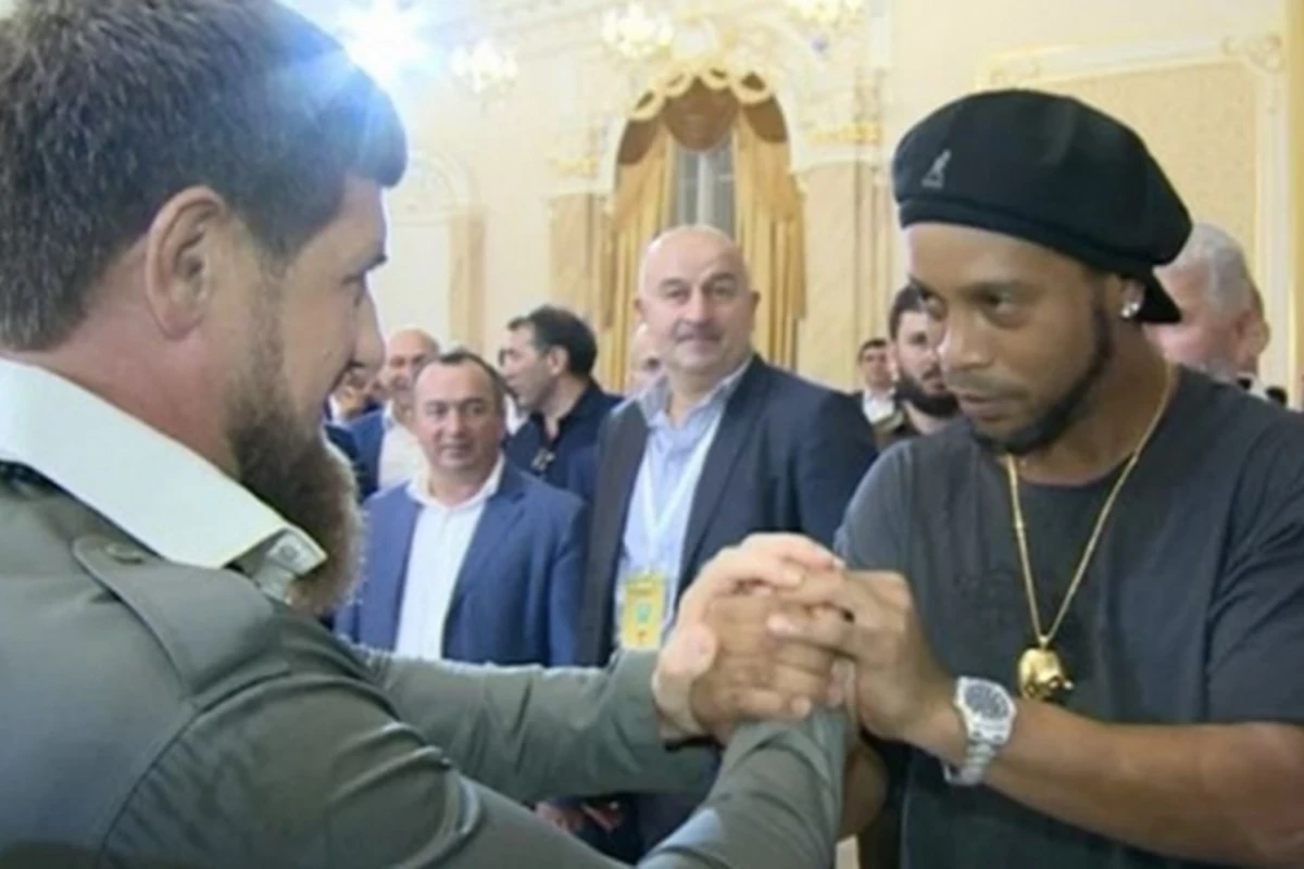 Роналдиньо станцевал лезгинку с президентом (видео)