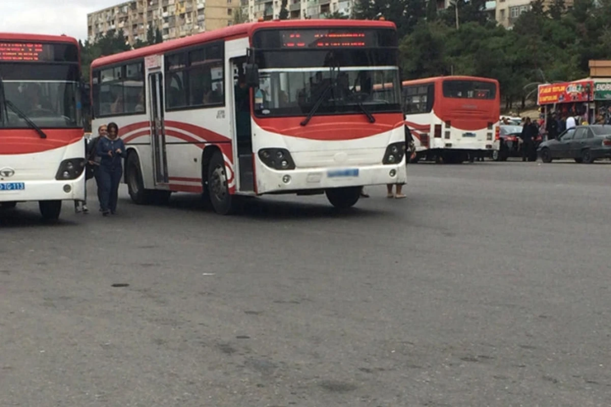 В Баку из движущегося автобуса выпала девушка