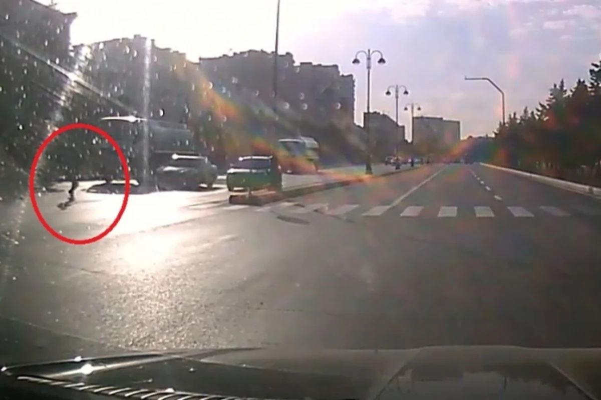 Bakıda piyada yolu keçərkən son anda ölümdən xilas oldu (VİDEO)