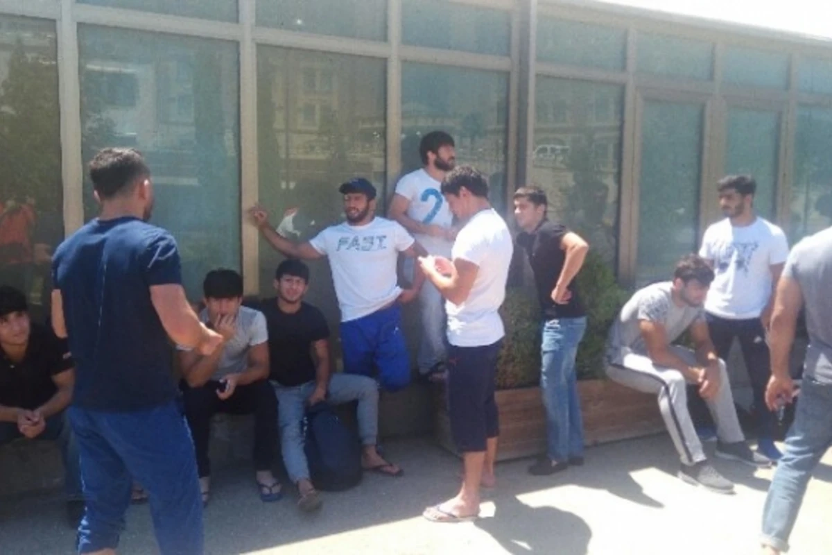 Bakıda çempion güləşçilər maaş verilmədiyi üçün ayağa qalxdı (VİDEO, FOTO)