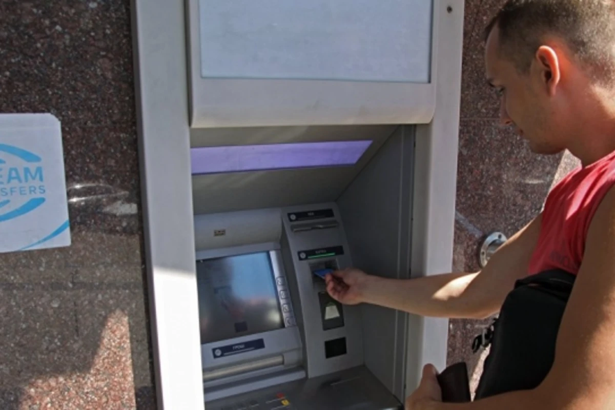 В Баку из-за тормозящего банкомата люди лишились последних денег
