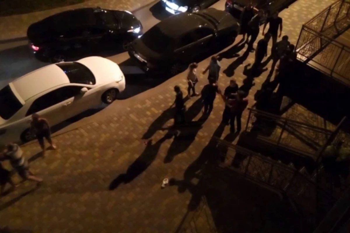 В Азербайджане произошла массовая драка с участием около 10 человек, есть раненые
