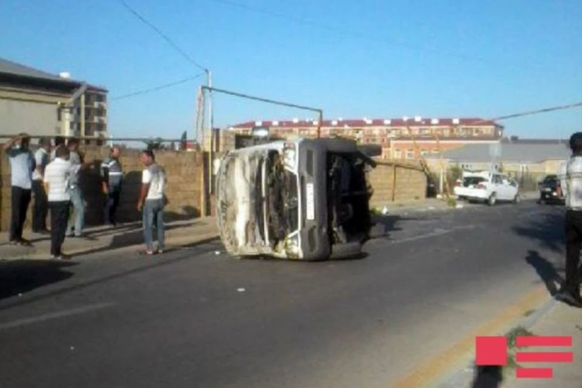 Bakıda mikroavtobus aşıb, xəsarət alanlar var - VİDEO/FOTO